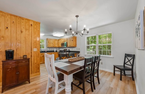 Mentone House | Fall Leaves Retreat: 3BR/3BA Cabin + Hot Tub & Game Room!