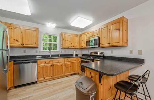 Mentone House | Fall Leaves Retreat: 3BR/3BA Cabin + Hot Tub & Game Room!