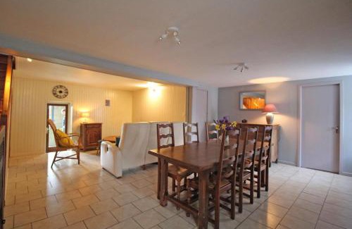 Thiat House | Familial 'le chiron'