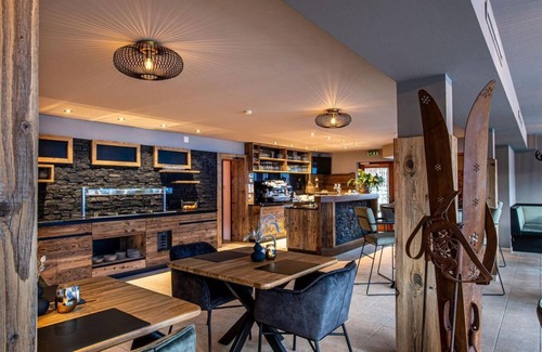 Bad Kleinkirchheim Cottage | Familienzimmer, Dusche, WC, Wohn-/schlafraum - Gasthof Raunig