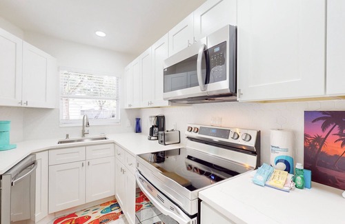 Bayou Oaks House | Family and dog friendly, centrally located, close to parks, shopping and beaches