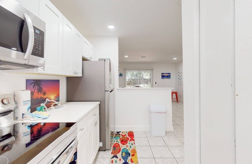Bayou Oaks House | Family and dog friendly, centrally located, close to parks, shopping and beaches