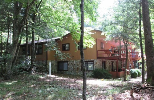 Burnsville House | Family And Pet Friendly Riverside Mountain Retreat