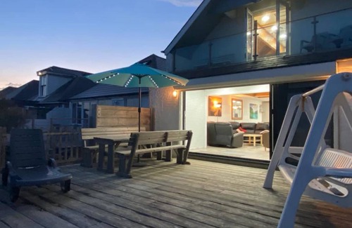 Pevensey House | Family Beachfront House with 2 Kayaks Sleeps 10