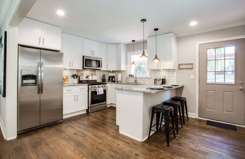 Smyrna House | Family Bungalow/mins to Braves w/king/backyard