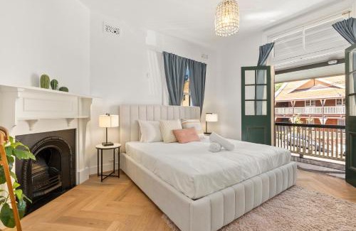 Millers Point Apartment | Family Friendly 2BR Apartment w/Seaview Balcony