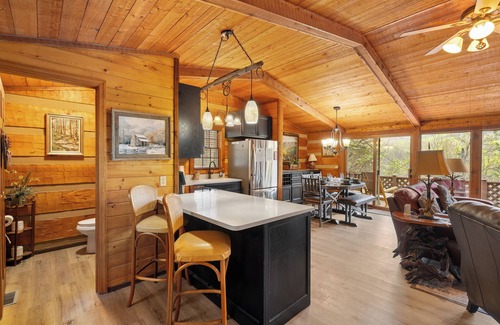 Gatlinburg - Pigeon Forge Cabin | Family-Friendly 2BR Cabin! 2 Living Rooms & Scenic Views