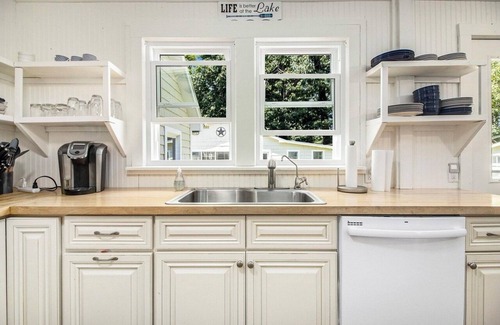 Higgins Lake Cottage | Family-friendly 3-bdrm cabin near Sam-O-Set park and South Higgins Lk State Park