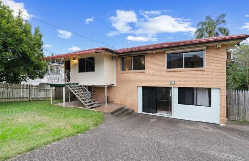 Sunnybank House | Family friendly 4BR Home Near Shops and Parks