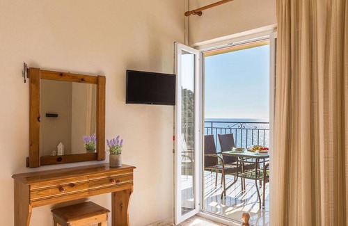 Parelia Apartment | Family Friendly Apartments With a Swimming Pool on Pelekas Beach