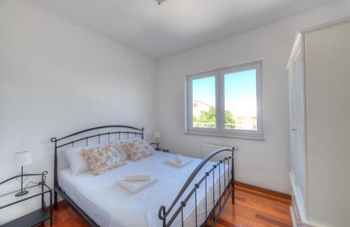 Susica Apartment | Family-friendly apartments with swimming pool Murter - 16655