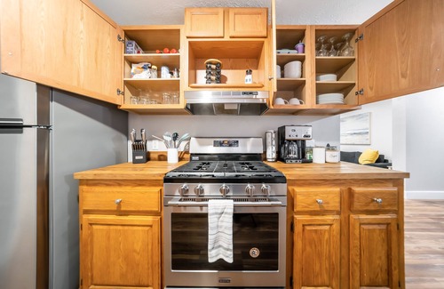 Vermilion Cottage | Family-Friendly Beach Getaway by Lake Erie, Beaches with King Bed
