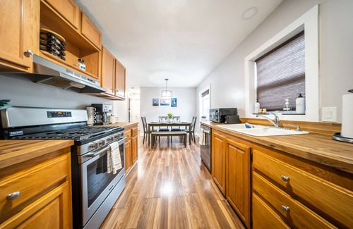 Vermilion Cottage | Family-Friendly Beach Getaway by Lake Erie, Beaches with King Bed