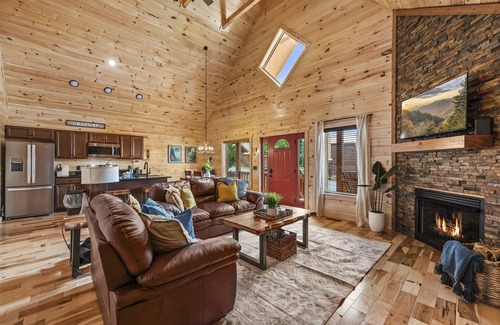 White Oak Lodge Cabin | Family Friendly Cabin features Pool, Hot Tub, Game Room, Pool Table, Wifi