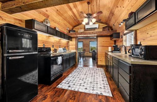 Eureka Springs House | Family-Friendly Cabin with Hot Tub in the Ozark Mountains and nearby Beaver Lake, Eureka Springs