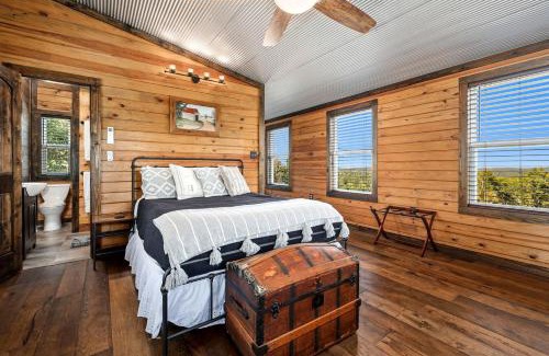 Eureka Springs House | Family-Friendly Cabin with Hot Tub in the Ozark Mountains and nearby Beaver Lake, Eureka Springs