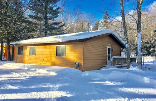Au Train Cabin | Family Friendly cabin at AuTrain Lake! Big back yard and beach access! Swim/fish