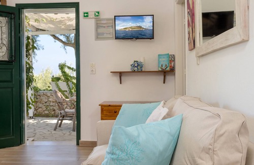 Korithi House | Family Friendly Charming Cottage with private pool