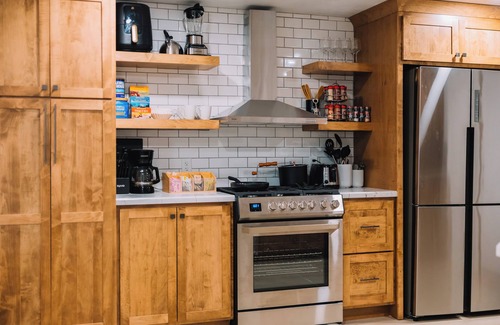 Apple Creek House | Family Friendly Downtown Apple Creek by Antiques