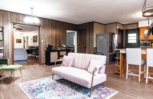 Central Other | Family-friendly Farmhouse Johnson City ETSU Tweetsie Trail Bristol Speedway JCMC