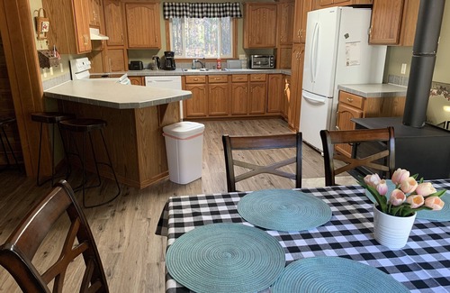 Mauston House | Family friendly house in forest,3min from Castle Rock Lake.25 min from Wis Dells