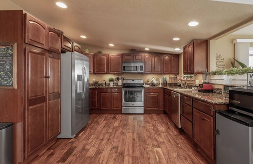 Grant County House | Family Friendly- Lake Views, Kayaks, Pool, 2 Hot Tubs, Saunas - NO parties