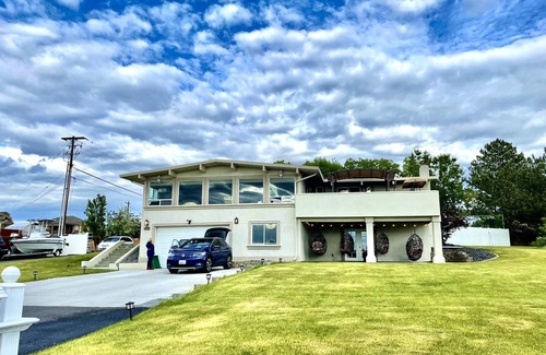 Grant County House | Family Friendly- Lake Views, Kayaks, Pool, 2 Hot Tubs, Saunas - NO parties