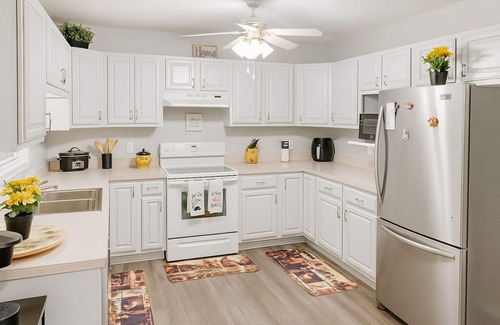 Seymour Cabin | Family-Friendly SmokyMountain Cabin W/hot tub/gameroom/Firepit/bunk beds near PF