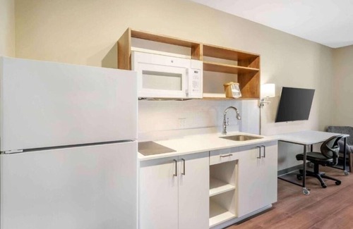Biggar Hotel | Family-Friendly Suite w/Kitchen Near Six Mile Cypress Preserve | 4 Units