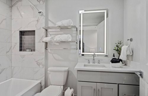 Central Business District Hotel | Family Friendly Unit near French Quarter & Superdome with rooftop pool & hot tub