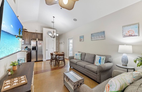 Corpus Christi Cottage | Family-Friendly Cabana w/a Sparkling Pool, Large Covered Patio, Near Beaches