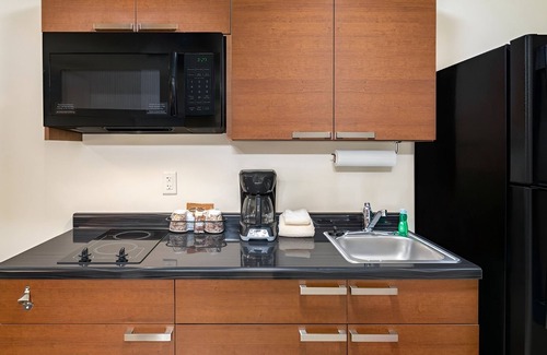 Council Bluffs Hotel | Family-Friendly Space with Kitchen Perfect for Trips to Omaha's Henry Doorly Zoo