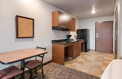 Council Bluffs Hotel | Family-Friendly Space with Kitchen Perfect for Trips to Omaha's Henry Doorly Zoo