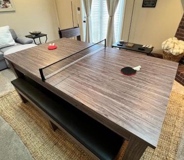 Rogers House | Family Fun! Sleeps 8, King Bed, 2 Queens, and Sofa Bed, Games - in Rogers