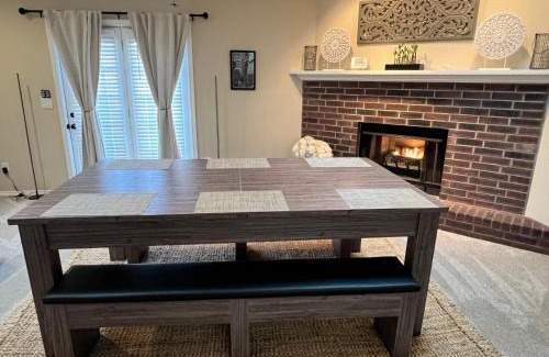 Rogers House | Family Fun! Sleeps 8, King Bed, 2 Queens, and Sofa Bed, Games - in Rogers