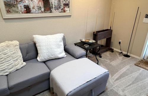 Rogers House | Family Fun! Sleeps 8, King Bed, 2 Queens, and Sofa Bed, Games - in Rogers