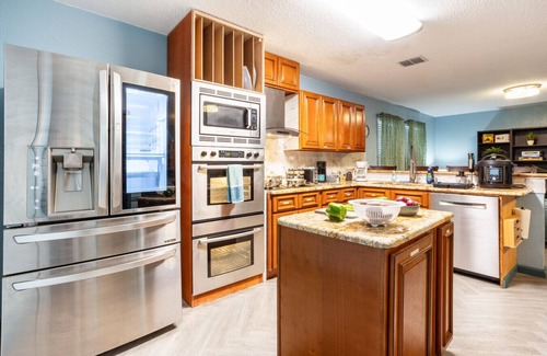 Dallas House | Family Game Room & Secret Massage Nook – Group Getaway for 12 with 2 King Beds