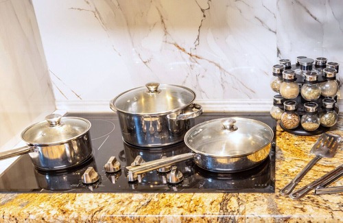 Dallas House | Family Game Room & Secret Massage Nook – Group Getaway for 12 with 2 King Beds