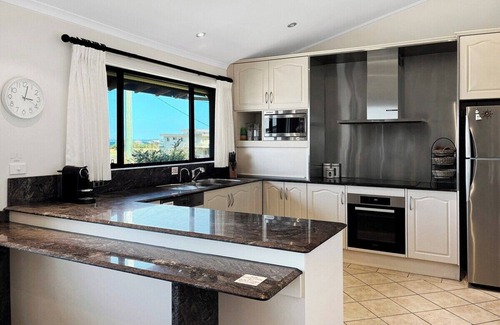 Warilla House | Family Getaway - Opposite Warilla Beach