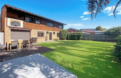 Warilla House | Family Getaway - Opposite Warilla Beach