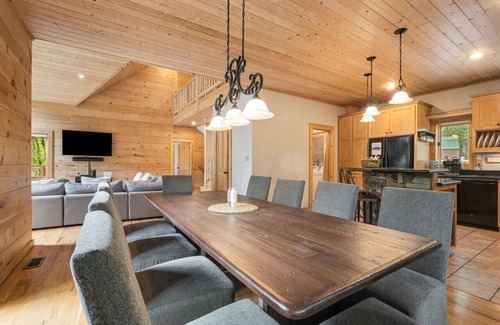 Avery Creek House | Family Getaway: Pool, Game Room, Fire Pit & 3 Kings