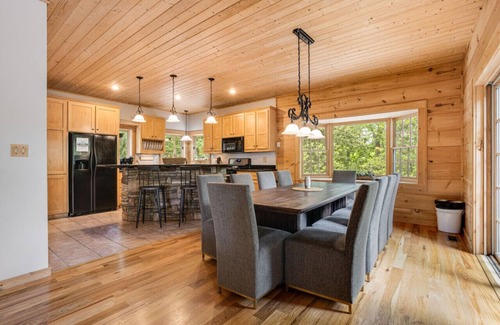 Avery Creek House | Family Getaway: Pool, Game Room, Fire Pit & 3 Kings