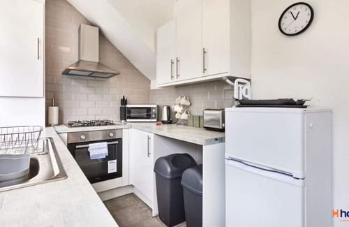 Liverpool Apartment | Family Home Near Centre | Pets OK | Free Parking