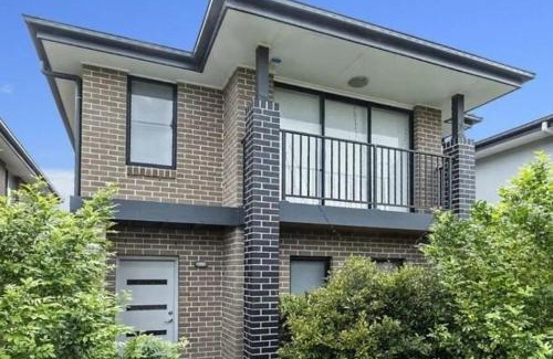 Schofields Villa | Family Home with Separate Stuio