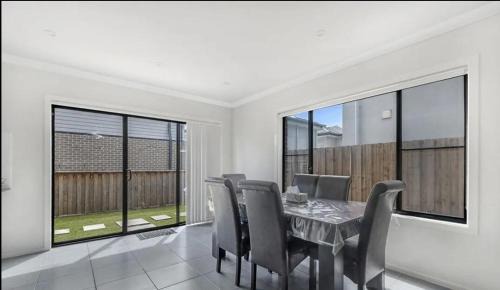 Schofields Villa | Family Home with Separate Stuio