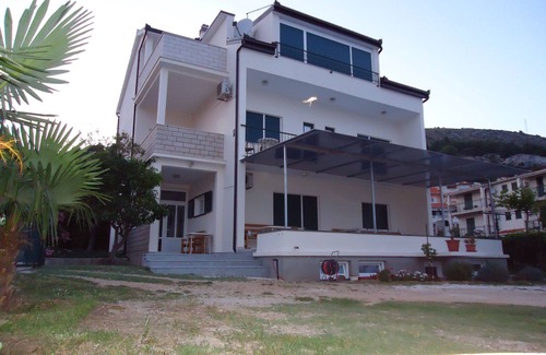 Seget Donji House | Family house is first by the sea has its own gateway to the beach!