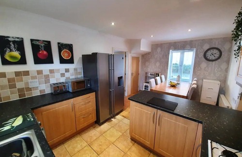 Clyst St Mary House | Family House with Free Parking, Gym and Trampoline, 2 min walk to Train Station.