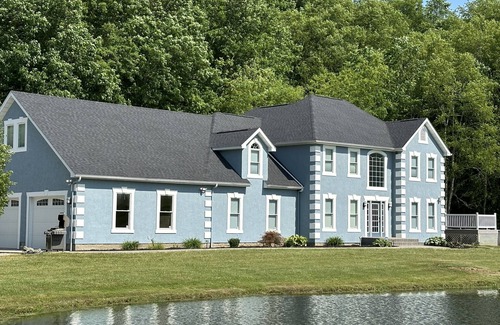 Logan House | Family-owned home. Pond. Pool. Campfire. Fishing.10-15 min. from Hocking Hills.