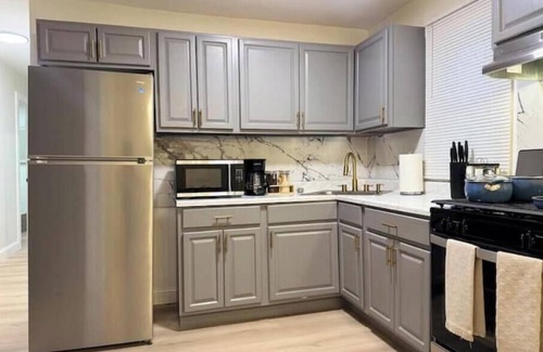 Amityville Apartment | Family-Pet friendly/WI-FI/Free Parking/king bed