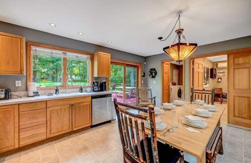 Albrightsville Ski Chalet | Family & Pet Retreat-2 Amazing Game Rooms-FencedYd-Pool-Beach-JimThorpe-Speedway